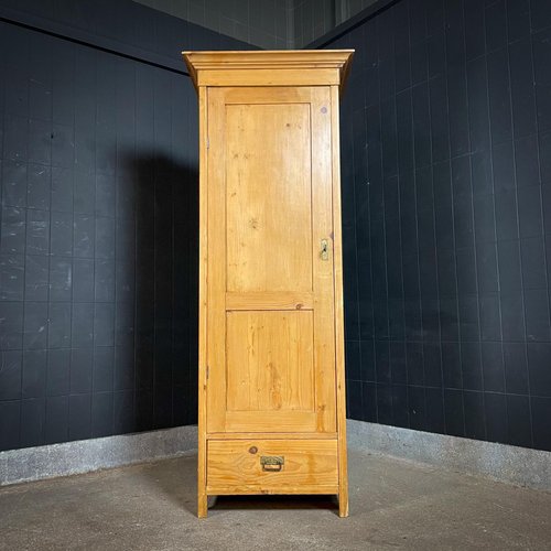 Credenza alta e stretta in pino brocante in vendita su Pamono