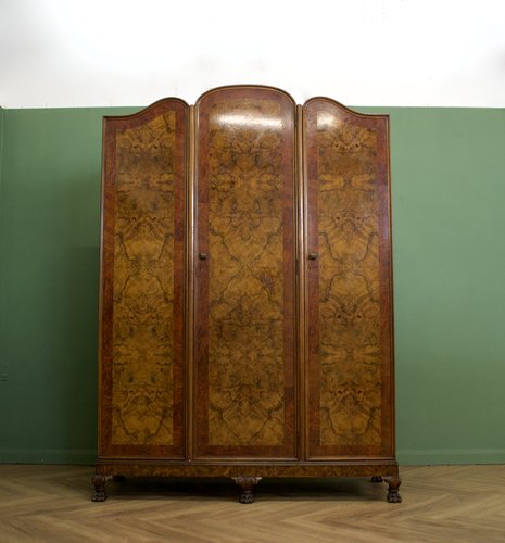 Britischer Art Deco Kleiderschrank aus Wurzelholz, 1930er bei Pamono kaufen