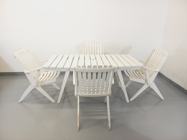 Vintage Gartentisch & Weiße Holzsessel, 1960er, 5 . Set bei Pamono kaufen