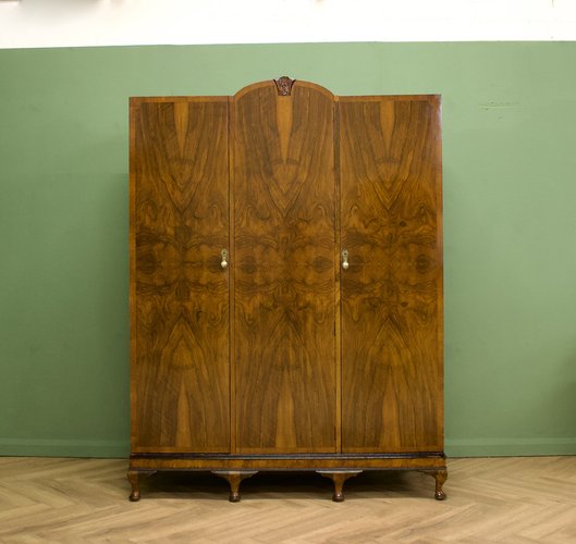 Britischer Art Deco Kleiderschrank aus Wurzelholz, 1930er bei Pamono kaufen