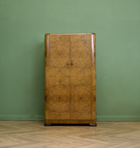 Kompakter britischer Art Deco Kleiderschrank aus Wurzelholz, 1930er bei ...