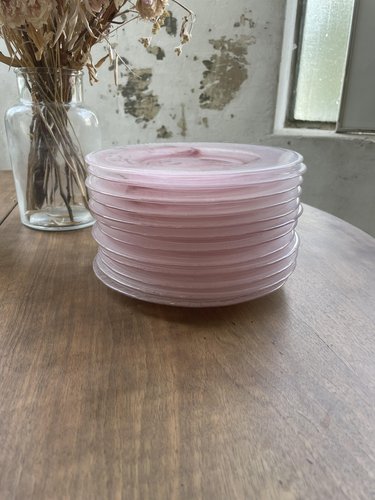 Piatti rosa in vetro soffiato, anni '60, set di 12 in vendita su Pamono