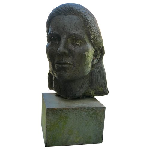 Busto de mujer joven sobre bloque de pizarra, años 60 en venta en Pamono