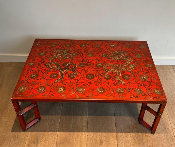 Großer rot lackierter Couchtisch mit goldenen chinesischen Dekorationen, 1970er bei Pamono kaufen