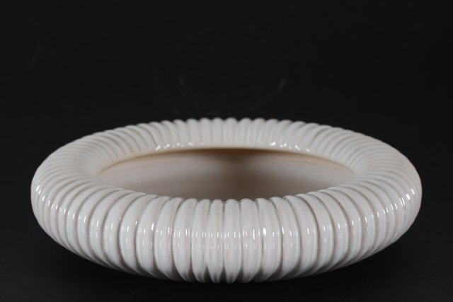 Große gerippte dänische Art Deco Schale mit weißer Glasur von Michael ...