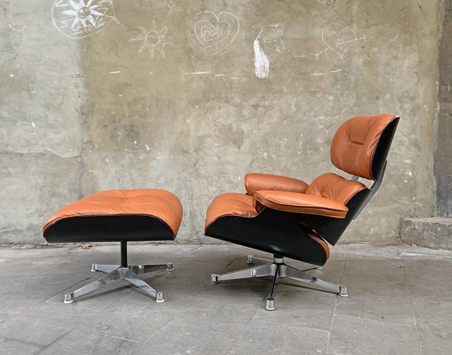 Lounge Chair & Ottoman in Plywood and Tan Leather by Charles & Ray Eames  for Herman Miller, 1960s, Set of 2 for sale at Pamono