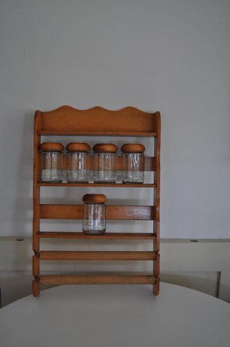 Vintage Gewürzregal aus Holz mit Glasflaschen, 6 . Set