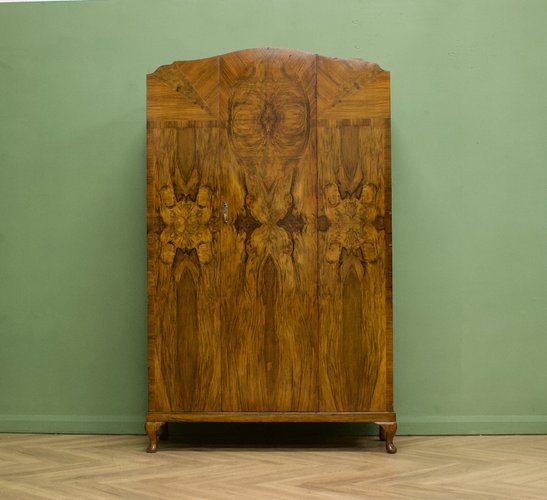 Britischer Art Deco Kleiderschrank aus Wurzelholz, 1930er bei Pamono kaufen