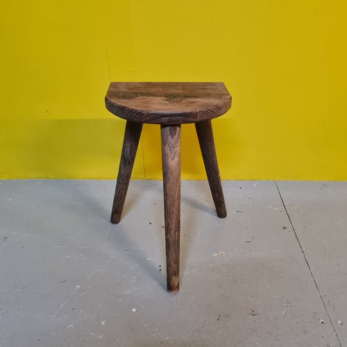 Französischer Farmers Dreibeinhocker aus Holz, 1950er bei Pamono kaufen