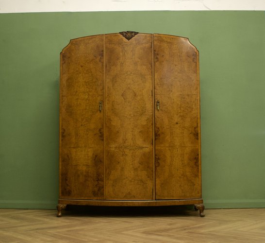 Britischer Art Deco Kleiderschrank aus Wurzelholz, 1930er bei Pamono kaufen