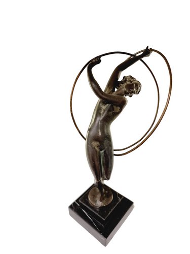 Tableau Art Déco - Femme à la jupe plissée et noeuds bleus - Catawiki