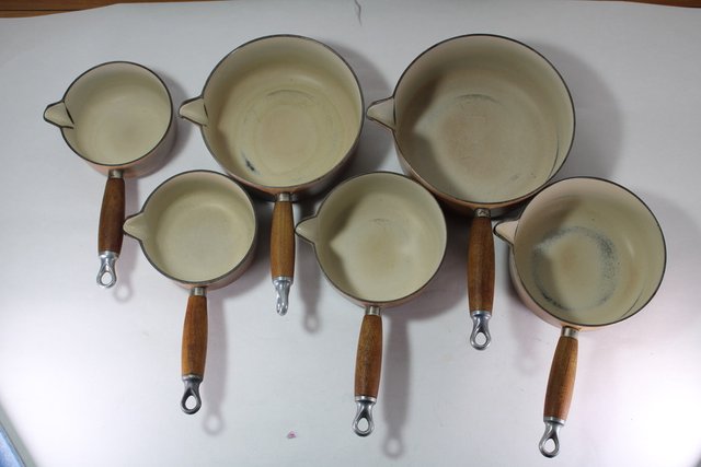 ② Casseroles et ustensiles en fonte Le Creuset