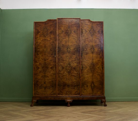 Britischer Art Deco Kleiderschrank aus Wurzelholz, 1930er bei Pamono kaufen