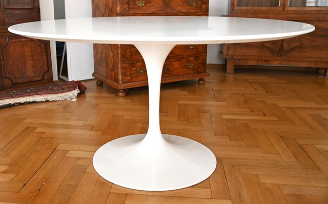 Mid-Century Round Tulip Dining Table by Eero Saarinen for Knoll