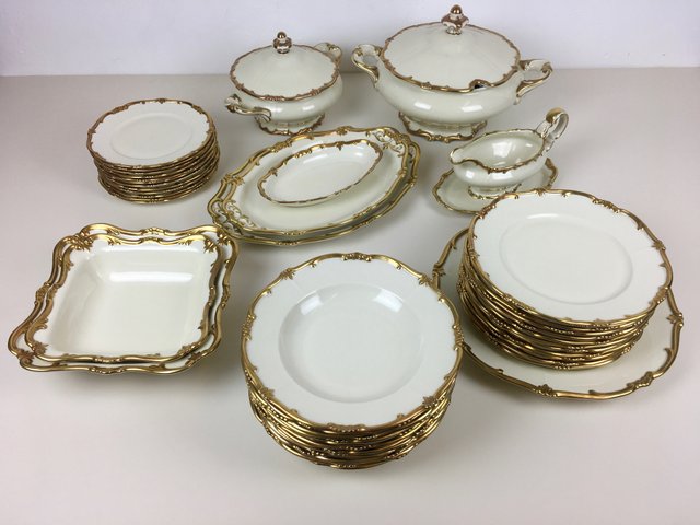 Service de table en porcelaine, décor floral camaïeu rouge. Haviland