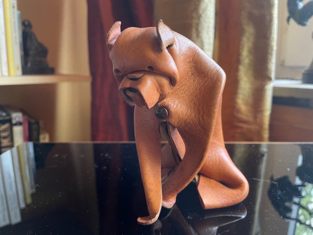 handmade-leather-dog-from-deru