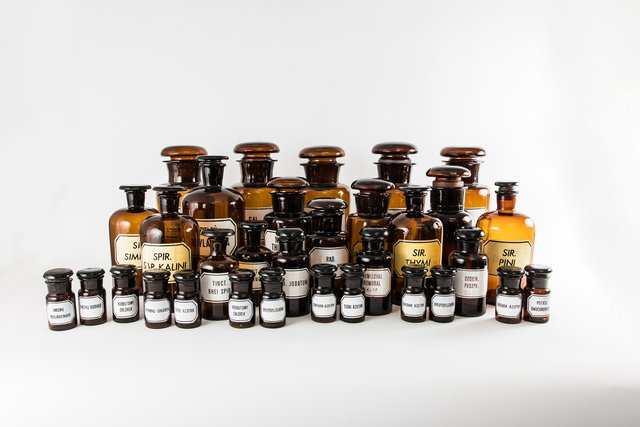Bernsteinfarbene Vintage Apothekerflaschen, 1950, 32 . Set bei Pamono kaufen