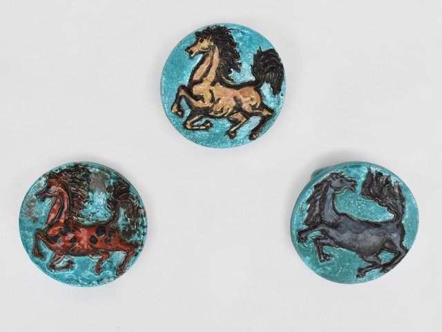Percheros italianos de ceramica esmaltada y esmaltada con caballos salvajes Italia 1960. Juego de 3 en venta en Pamono