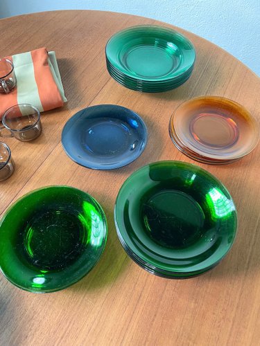 Juego de platos y tazas de Duralex anos 60. Juego de 43 en venta en Pamono