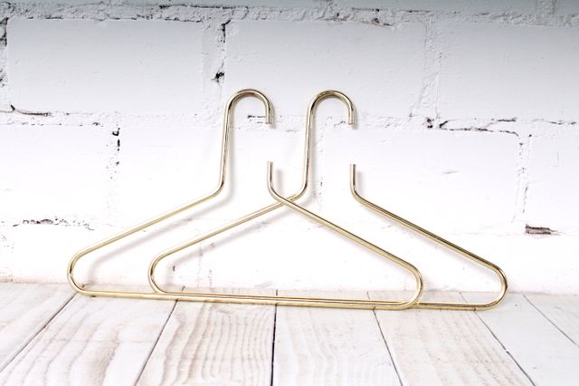 Goldene Kleiderbügel, 1960er, 2er Set bei Pamono kaufen