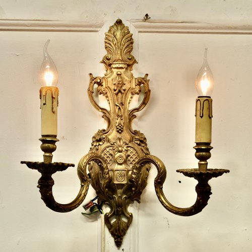 Lámparas de pared gemelas rococó grandes de latón pesado, década de ...