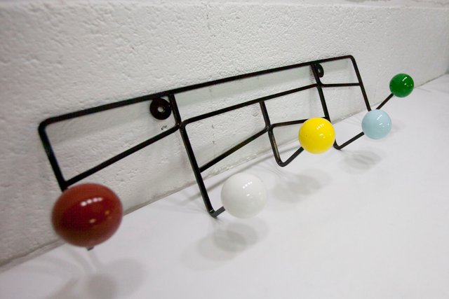 Percheros con 5 ganchos de bolas de metal y madera de colores anos 50 en venta en Pamono
