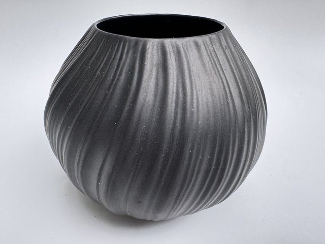 Pleated Black Vase by Martin Freyer for Rosenthal Studio Linie, 1968 for sale at Pamono