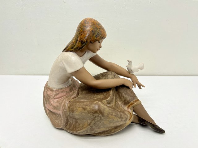 Ceramic Girl with Pigeon Figurine from Lladro, 1982 for sale at Pamono