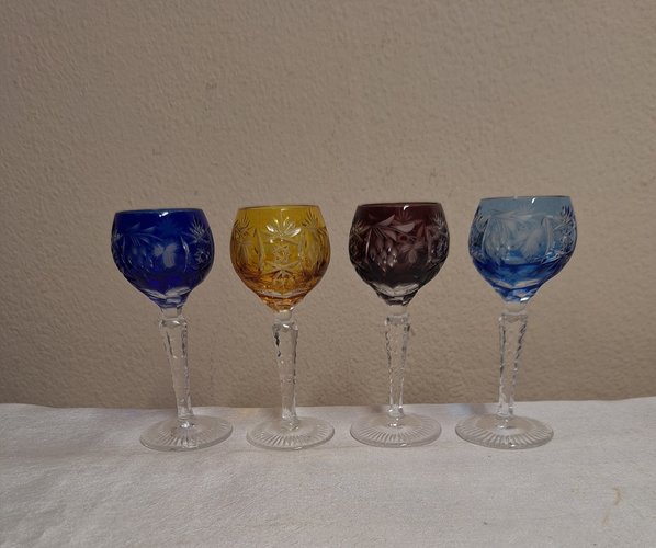 Deutsche Likörgläser aus farbigem Kristallglas von Nachtmann, 1970er, 4 . Set bei Pamono kaufen