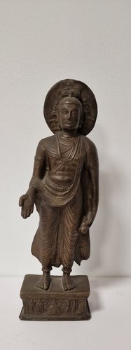 Kaschmirischer Künstler, Kayotsarga Asana Varada Mudra Relief Base mit ...