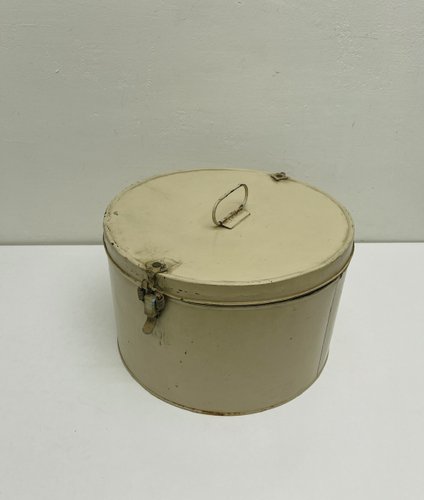 vintage-cream-painted-metal-  display picture 3