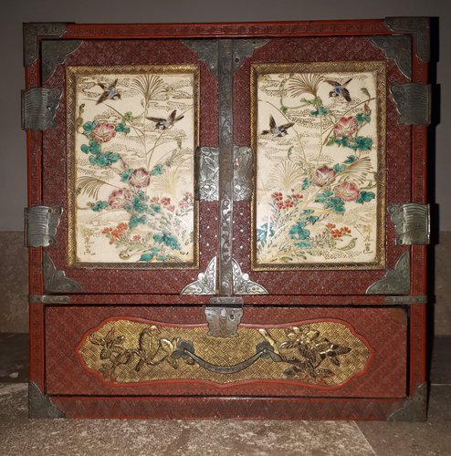 レッドプリンス錦 Meiji Era Cabinet in Cinnabar Red Lacquer, Japan for sale at Pamono