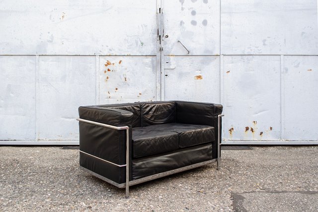 Sofá LC2 Vintage Cuero Negro Le Corbusier Alivar 80s