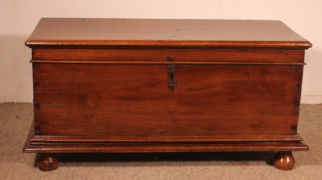 17th Century Spanish Chest in Walnut for sale at Pamono