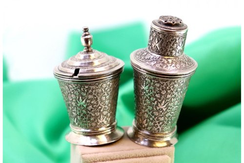 Saliera e pepiera in argento sbalzato, set di 2 in vendita su Pamono