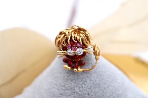 Lion Shaped Gold Brooch for sale at Pamono