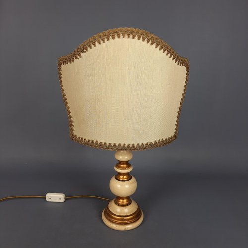 Lampe de bureau en métal doré et abat-jour en peau – Élégance d’époque