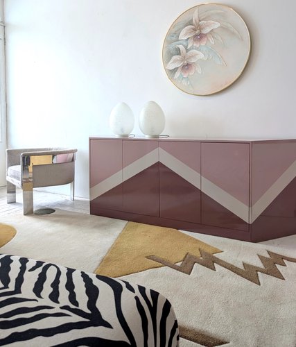 Credenza a zig zag rosa ad angolo trapezoidale, anni '80 in - Main Image