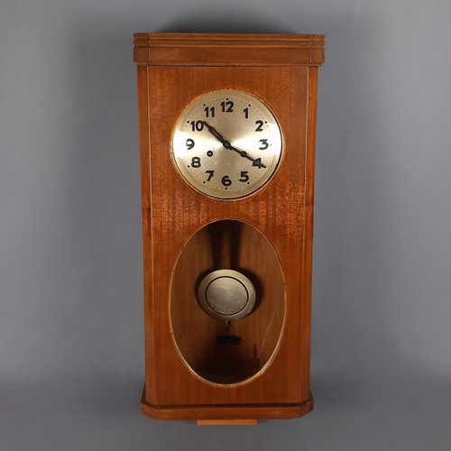 Orologio a pendolo vintage in legno con numeri arabi, anni '60 in vendita su