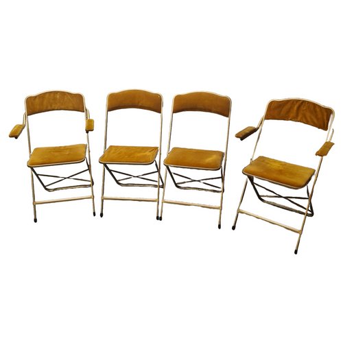 vintage-folding-chairs-in-the-