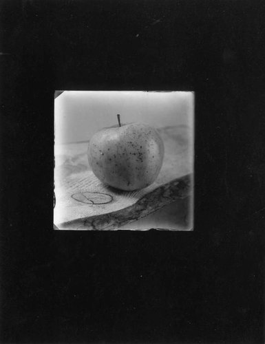 Josef Sudek, Stillleben mit Apfel, 1960, Silbergelatine-Druck bei