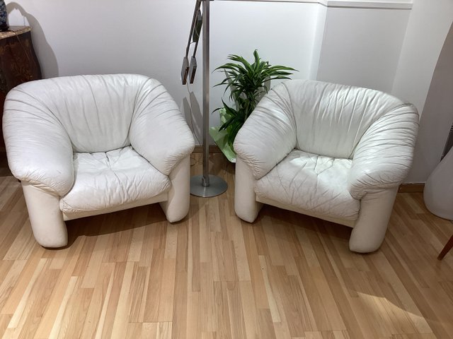 Weiße Ledersessel, 1970er, 2er Set bei Pamono kaufen