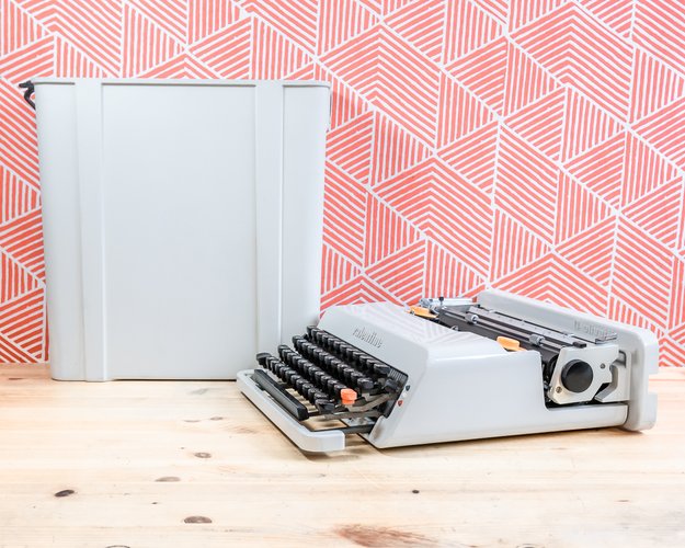 White Olivetti Valentine Typewriter, 1970 for sale at Pamono