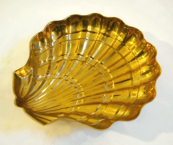 https://cdn20.pamono.com/p/s/2/4/240542_4ouroixm63/vintage-large-clam-shell-bowl-in-brass.jpg