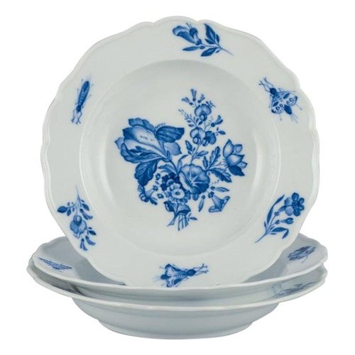 Große tiefe Teller mit bemalten Blumen und Insekten von Meissen, Deutschland, 3 . Set bei Pamono kaufen