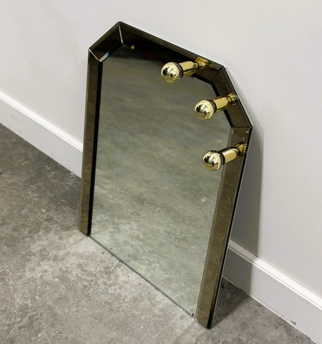 Deutscher Vintage Spiegel aus Messing & Rauchglas mit architektonisch facettierter Platte, 1980er bei Pamono kaufen