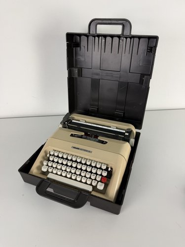 35 Portable Typewriter from Olivetti Lettera, 1972 for sale 35 Portable Typewriter from Olivetti Lettera, 1972 for sale