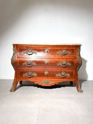 Un buffet style Louis XV avec marbre blanc, orné de bronze, cinq