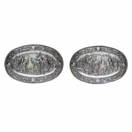 Dekorative silberne Tabletts mit Ritterszenen, 20. Jh., 2er Set bei Pamono kaufen