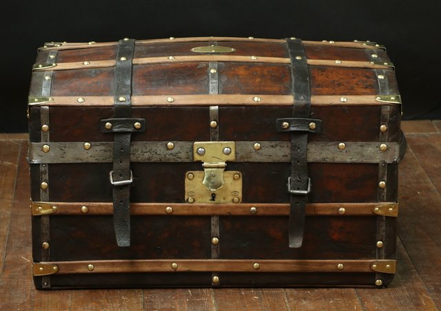 19th Century Domed Leather Trunk, 1920s for sale at Pamono